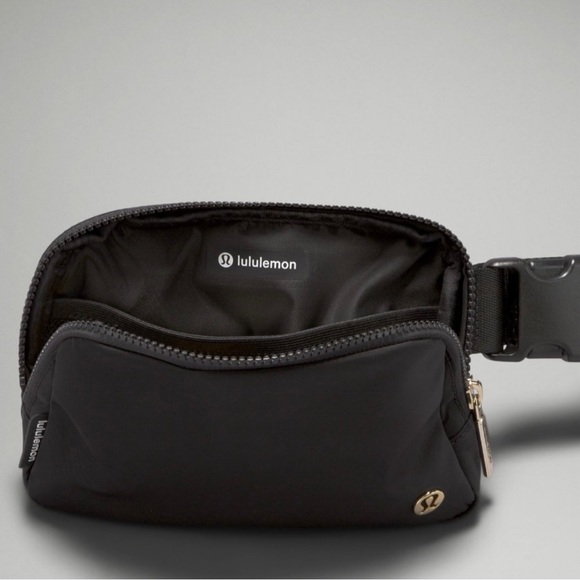 Lululemon Everywhere Belt Bag BLACK & GOLD - Picture 7 of 7